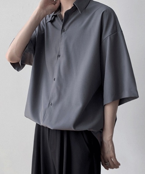 WYZ wear(ダブリューワイジィーウェア)の「オーバーサイズ半袖シャツ/ユニセックス(シャツ/ブラウス・メンズ・チャコールグレー/ブラック/ホワイト・L/M/XL)」の8枚目の写真