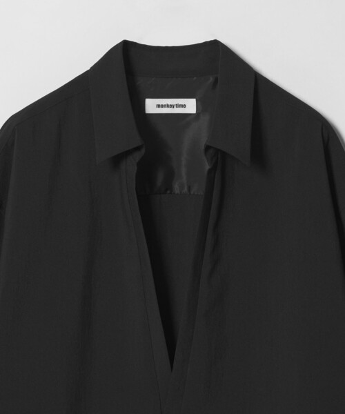 MONKEY TIME（モンキータイム）の「RENU TROシリーズ ディープ Vネック プルオーバー シャツ -セットアップ対応-（シャツ/ブラウス・メンズ・ブラック/ダークグレー・S/M/L/XL）」の4枚目の写真