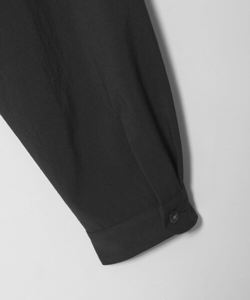 MONKEY TIME（モンキータイム）の「RENU TROシリーズ ディープ Vネック プルオーバー シャツ -セットアップ対応-（シャツ/ブラウス・メンズ・ブラック/ダークグレー・S/M/L/XL）」の5枚目の写真