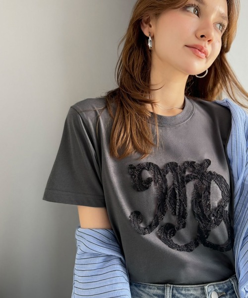 mily bilet（ミウィビレット）の「【mily bilet】1枚でサマになる。レースの透け感と光沢が魅力のレースワッペンTシャツ（半袖）（Tシャツ/カットソー・レディース・チャコール/ライトグレー/ホワイト・SMALL/X-LARGE/LARGE/MEDIUM）」の3枚目の写真