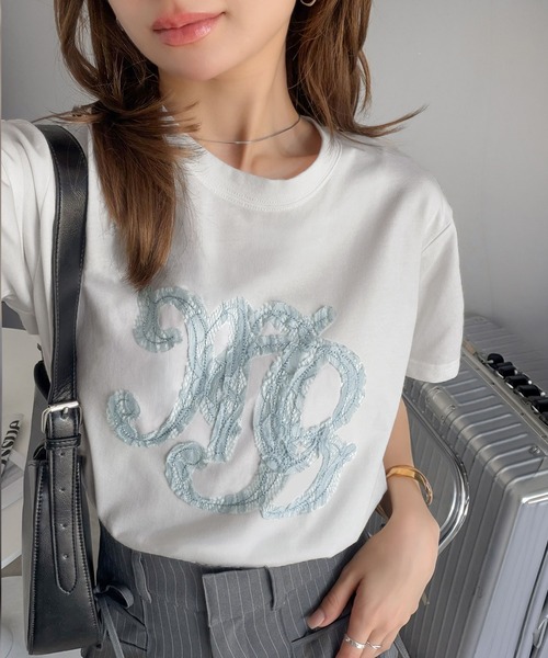mily bilet（ミウィビレット）の「【mily bilet】1枚でサマになる。レースの透け感と光沢が魅力のレースワッペンTシャツ（半袖）（Tシャツ/カットソー・レディース・チャコール/ライトグレー/ホワイト・SMALL/X-LARGE/LARGE/MEDIUM）」の11枚目の写真