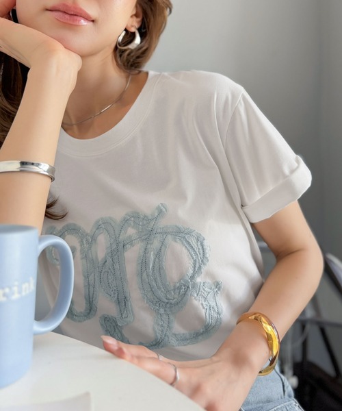 mily bilet（ミウィビレット）の「【mily bilet】1枚でサマになる。レースの透け感と光沢が魅力のレースワッペンTシャツ（半袖）（Tシャツ/カットソー・レディース・チャコール/ライトグレー/ホワイト・SMALL/X-LARGE/LARGE/MEDIUM）」の4枚目の写真