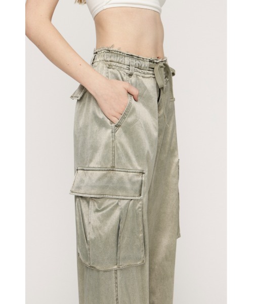 SLY（スライ）の「WASHED SATIN CARGO PT ウォッシュドサテンカーゴパンツ 春服（カーゴパンツ・レディース・ライトブルー/カーキ/ライトブラック・1/2）」の14枚目の写真