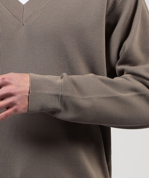 TOMORROWLAND （トゥモローランド）の「TOMORROWLAND tricot コットンポリエステルプレーティング  Vネックニット（ニット/セーター・メンズ・グレイッシュベージュ/ブラック/ライトカーキ/ライトグレー・L/M/S）」の10枚目の写真