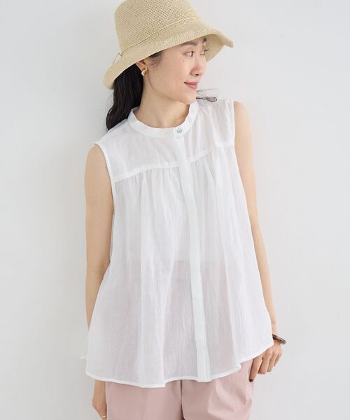 le.coeur blanc(ルクールブラン)の「《WEB限定アイテム》ガーゼノースリーブブラウス(シャツ/ブラウス・レディース・グリーン/ネイビー/ベージュ/オフホワイト・38)」の2枚目の写真