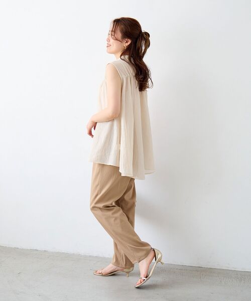 le.coeur blanc(ルクールブラン)の「《WEB限定アイテム》ガーゼノースリーブブラウス(シャツ/ブラウス・レディース・グリーン/ネイビー/ベージュ/オフホワイト・38)」の13枚目の写真