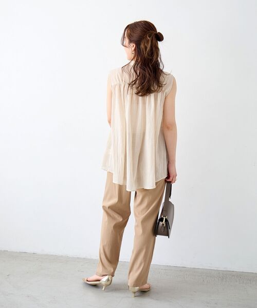 le.coeur blanc(ルクールブラン)の「《WEB限定アイテム》ガーゼノースリーブブラウス(シャツ/ブラウス・レディース・グリーン/ネイビー/ベージュ/オフホワイト・38)」の14枚目の写真