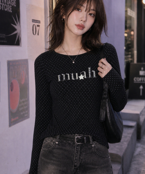 muahmuah(ムーアムーア)の「ボートネックロゴパッチドット長袖Tシャツ(Tシャツ/カットソー・レディース・ブラック・FREE)」の4枚目の写真
