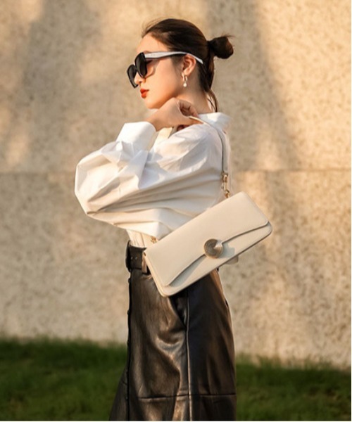 NiiNa(ニーナ)の「【NiiNa】【高品質牛革】ワンハンドルレクタングルバゲットバッグ / WEB限定(ハンドバッグ・レディース・ブラウン・FREE)」の3枚目の写真