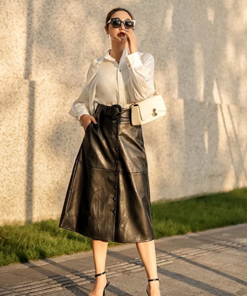 NiiNa(ニーナ)の「【NiiNa】【高品質牛革】ワンハンドルレクタングルバゲットバッグ / WEB限定(ハンドバッグ・レディース・ブラウン・FREE)」の5枚目の写真