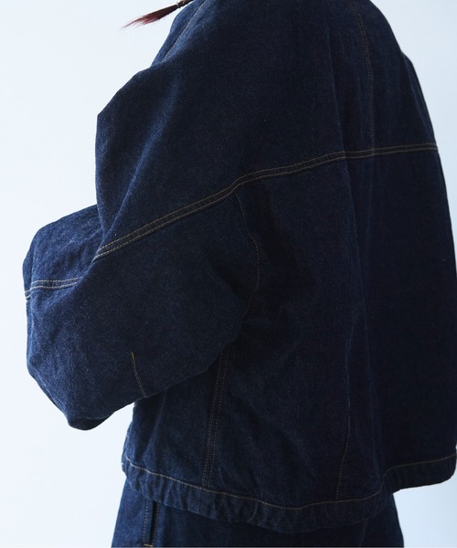 yuni（ユニ　）の「Cotton 11oz denim no collar cocoon blouson（デニムジャケット・レディース・ネイビー・FREE）」の6枚目の写真