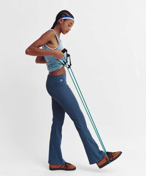 MENASOO(ミナス)の「Move Fit Bootcut Ribbed Pants(スウェットパンツ・レディース・Beige/ブラック/スカイブルー・1/2)」の18枚目の写真