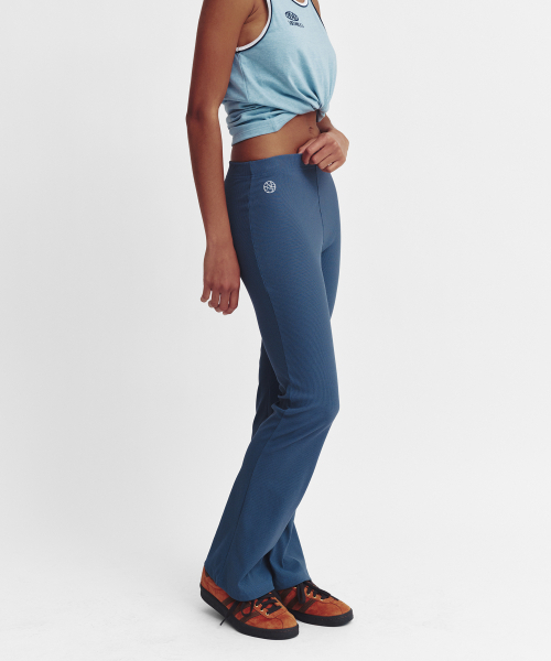 MENASOO(ミナス)の「Move Fit Bootcut Ribbed Pants(スウェットパンツ・レディース・Beige/ブラック/スカイブルー・1/2)」の17枚目の写真