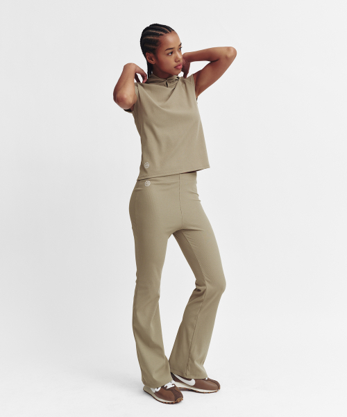 MENASOO(ミナス)の「Move Fit Bootcut Ribbed Pants(スウェットパンツ・レディース・Beige/ブラック/スカイブルー・1/2)」の16枚目の写真