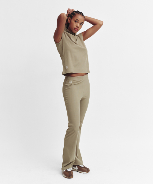 MENASOO(ミナス)の「Move Fit Bootcut Ribbed Pants(スウェットパンツ・レディース・Beige/ブラック/スカイブルー・1/2)」の15枚目の写真