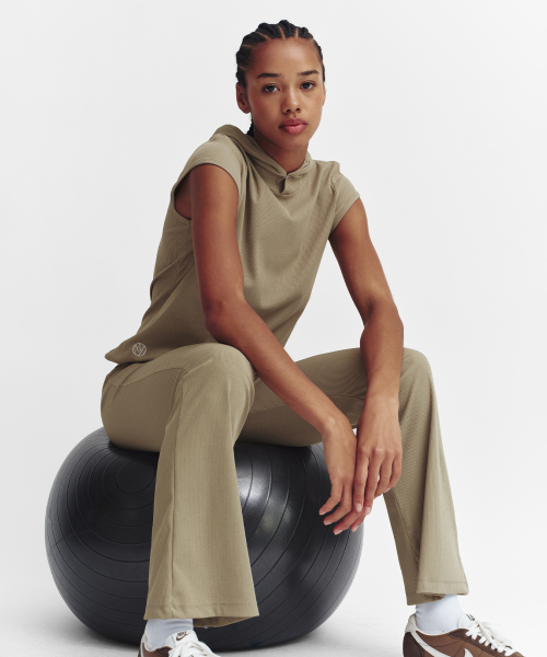 MENASOO(ミナス)の「Move Fit Bootcut Ribbed Pants(スウェットパンツ・レディース・Beige/ブラック/スカイブルー・1/2)」の13枚目の写真