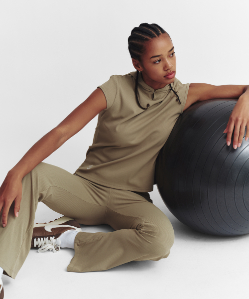 MENASOO(ミナス)の「Move Fit Bootcut Ribbed Pants(スウェットパンツ・レディース・Beige/ブラック/スカイブルー・1/2)」の10枚目の写真