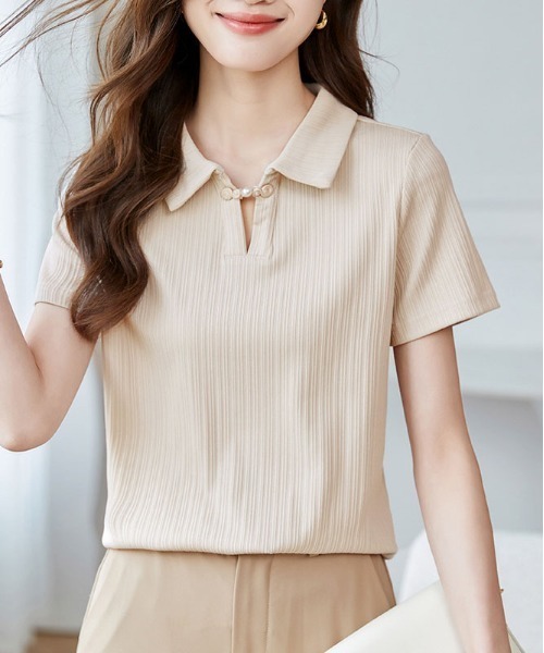 &soiree(アンドソワレ)の「襟付きパール半袖トップス(Tシャツ/カットソー・レディース・アイボリー・SMALL/X-LARGE/LARGE/MEDIUM)」の2枚目の写真