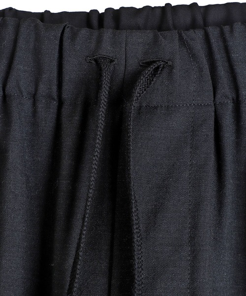 marka（マーカ）の「marka / マーカ：WIDE CYLINDER FIT EASY PANTS -2/72 WOOL TROPICAL WASHER -：M26A11PT01C[COR]（スラックス・メンズ・ブラック系その他・1(S)/2(M)）」の8枚目の写真