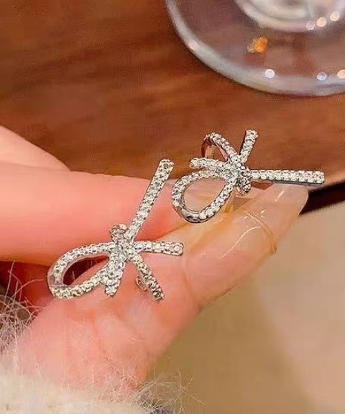 Achic（アシック）の「リボンビジューピアス（ピアス（両耳用）・レディース・シルバー系その他/シルバー・F）」の9枚目の写真