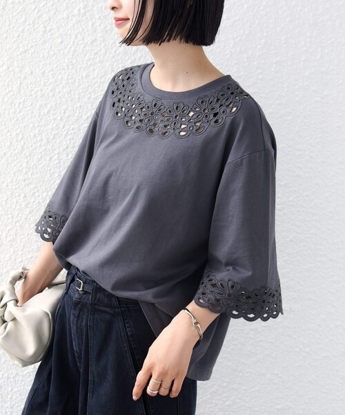 SHIPS(シップス)の「フラワー モチーフ カットワーク レース ショート スリーブ TEE(Tシャツ/カットソー・レディース・ダークグレー/オフホワイト/ライトブルー・ONE SIZE)」の3枚目の写真