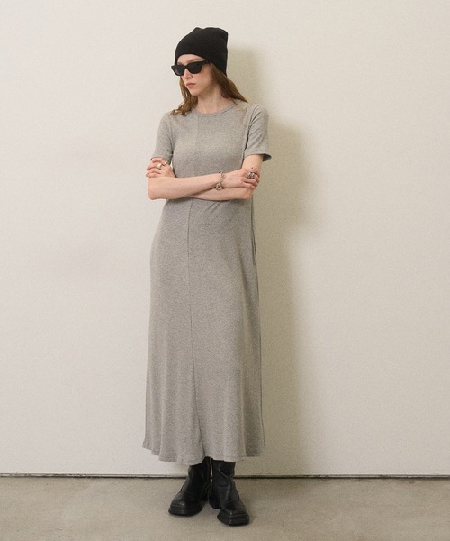 MIELI INVARIANT(ミエリインヴァリアント)の「Rib Pitch Cut Flare Dress(ワンピース・レディース・グレー/レッド・FREE)」の2枚目の写真