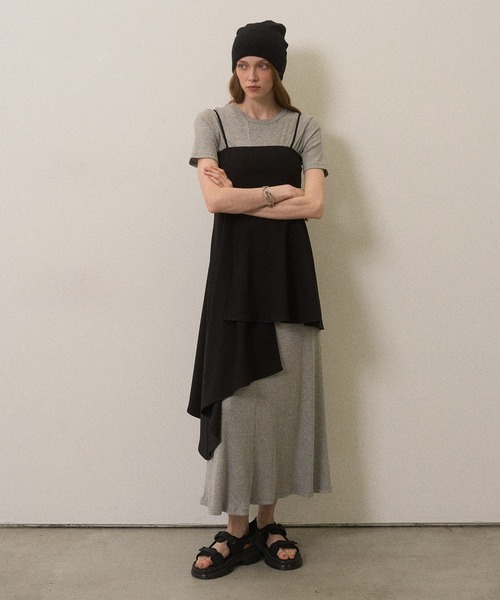 MIELI INVARIANT(ミエリインヴァリアント)の「Rib Pitch Cut Flare Dress(ワンピース・レディース・グレー/レッド・FREE)」の18枚目の写真