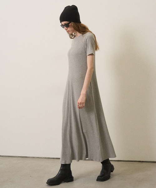 MIELI INVARIANT(ミエリインヴァリアント)の「Rib Pitch Cut Flare Dress(ワンピース・レディース・グレー/レッド・FREE)」の4枚目の写真