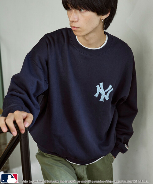 PUBLUX(パブリュクス)の「PUBLUX/パブリュクス 別注 MLB ロゴ スウェット 限定展開(スウェット・メンズ・ネイビー/グリーン/サックスブルー/ライトグレー/ブラウン/ブラック・LARGE/SMALL/MEDIUM)」の5枚目の写真