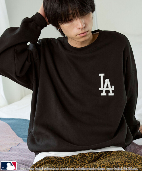 PUBLUX(パブリュクス)の「PUBLUX/パブリュクス 別注 MLB ロゴ スウェット 限定展開(スウェット・メンズ・ネイビー/グリーン/サックスブルー/ライトグレー/ブラウン/ブラック・LARGE/SMALL/MEDIUM)」の1枚目の写真