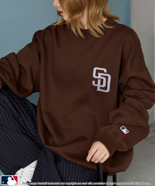 PUBLUX(パブリュクス)の「PUBLUX/パブリュクス 別注 MLB ロゴ スウェット 限定展開(スウェット・メンズ・ネイビー/グリーン/サックスブルー/ライトグレー/ブラウン/ブラック・LARGE/SMALL/MEDIUM)」の13枚目の写真