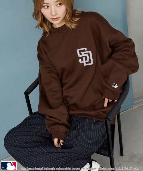 PUBLUX(パブリュクス)の「PUBLUX/パブリュクス 別注 MLB ロゴ スウェット 限定展開(スウェット・メンズ・ネイビー/グリーン/サックスブルー/ライトグレー/ブラウン/ブラック・LARGE/SMALL/MEDIUM)」の9枚目の写真