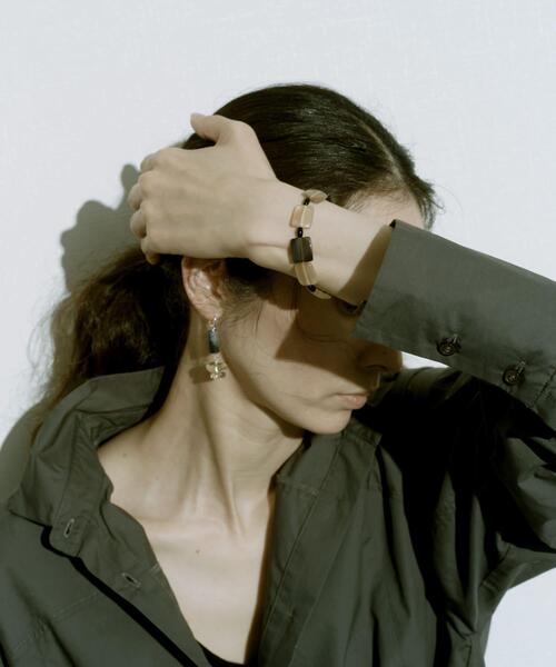 SMELLY(スメリー)の「SMELLY so’ square horn onyx bracelet(ブレスレット・レディース・シルバー系その他・-)」の2枚目の写真