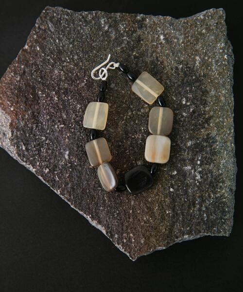 SMELLY(スメリー)の「SMELLY so’ square horn onyx bracelet(ブレスレット・レディース・シルバー系その他・-)」の4枚目の写真