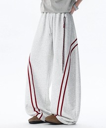 JOHNNY WOLF（ジョニーウルフ）の「CHRONICA ドローコード付き サイドライン ワイドバギー カーブ スウェットパンツ / ユニセックス メンズ レディース（スウェットパンツ）」