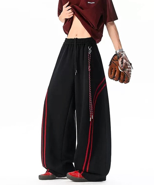 JOHNNY WOLF(ジョニーウルフ)の「CHRONICA ドローコード付き サイドライン ワイドバギー カーブ スウェットパンツ / ユニセックス メンズ レディース(スウェットパンツ・メンズ・グレー/レッド/ブラック・L/M)」の14枚目の写真