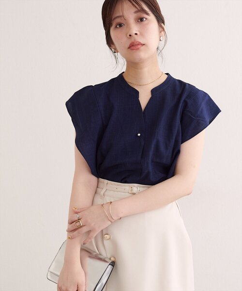 natural couture(ナチュラルクチュール)の「【sherbet line】UV接触冷感袖ラッフルスキッパーブラウス(シャツ/ブラウス・レディース・ブルー/ベージュ/ブラック/ネイビー・FREE)」の3枚目の写真