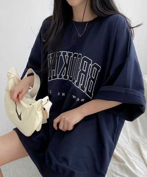 Lips(リップス)の「存在感のあるBLOOKLYNロゴが映える!ストリートスタイルにぴったりなビッグシルエットTシャツ(Tシャツ/カットソー・レディース・ネイビー/グレー/ブラック/アイボリー・FREE)」の4枚目の写真