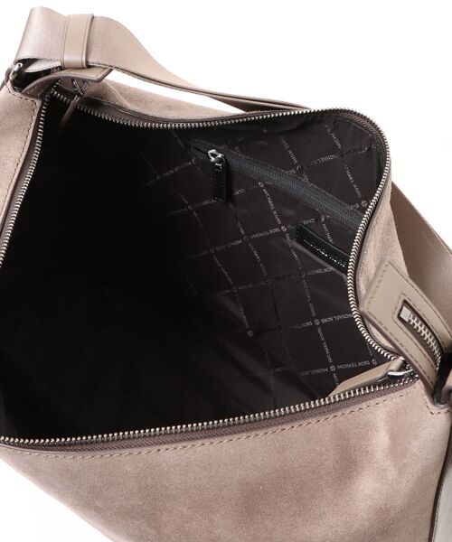 MICHAEL KORS(マイケルコース)の「COOPER LG SOFT CRESCENT MSGR(ショルダーバッグ・メンズ・ブラウン系・FREE)」の4枚目の写真