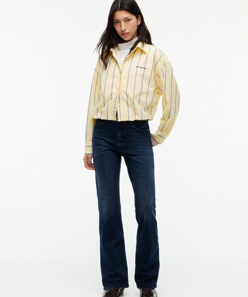 tommy jeans（トミー ジーンズ）の「オーバーサイズフィット クロップド丈ギャザー入りポプリンシャツ（シャツ/ブラウス・レディース・イエロー/ホワイト・X-SMALL/SMALL/MEDIUM）」の9枚目の写真