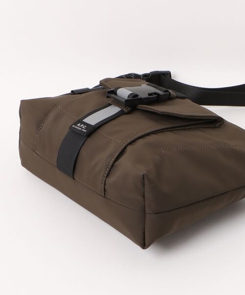 A.P.C.(アーペーセー)の「BESACE TREK(ボディバッグ/ウエストポーチ・メンズ・カーキ・ONESIZE)」の3枚目の写真