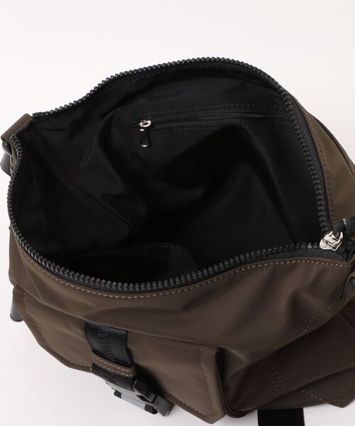 A.P.C.(アーペーセー)の「BESACE TREK(ボディバッグ/ウエストポーチ・メンズ・カーキ・ONESIZE)」の4枚目の写真