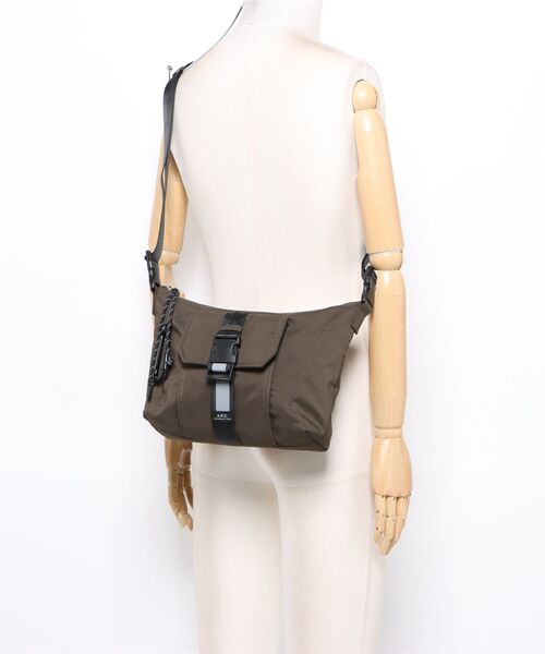 A.P.C.(アーペーセー)の「BESACE TREK(ボディバッグ/ウエストポーチ・メンズ・カーキ・ONESIZE)」の5枚目の写真