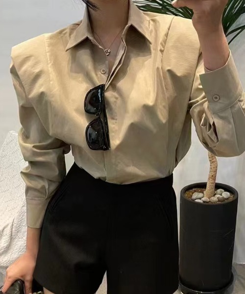 FLINEA(フリネア)の「レギュラーカラー長袖シャツ(シャツ/ブラウス・レディース・ホワイト/ブラック/ダークベージュ・FREE)」の7枚目の写真