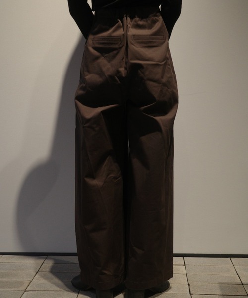 AMOMENTO（アモーメント）の「AMOMENTO TWO TUCK WIDE BANDING PANTS（その他パンツ・レディース・ブラウン・1/0）」の3枚目の写真