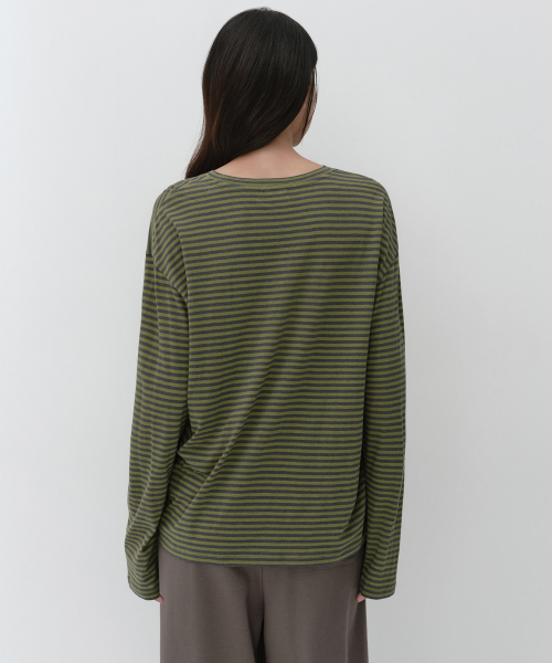 MUSINSA STANDARD WOMAN（ムシンサスタンダードウーマン）の「ウィメンズCRストライプリラックスド長袖Tシャツ[オリーブ]（Tシャツ/カットソー・レディース・その他・X-SMALL/SMALL/MEDIUM/LARGE）」の3枚目の写真