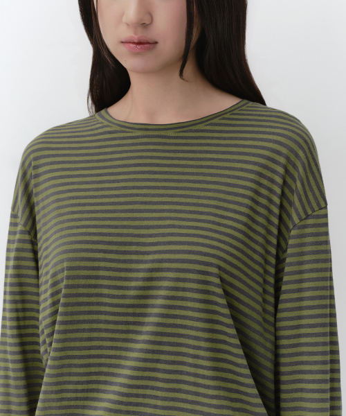 MUSINSA STANDARD WOMAN（ムシンサスタンダードウーマン）の「ウィメンズCRストライプリラックスド長袖Tシャツ[オリーブ]（Tシャツ/カットソー・レディース・その他・X-SMALL/SMALL/MEDIUM/LARGE）」の4枚目の写真