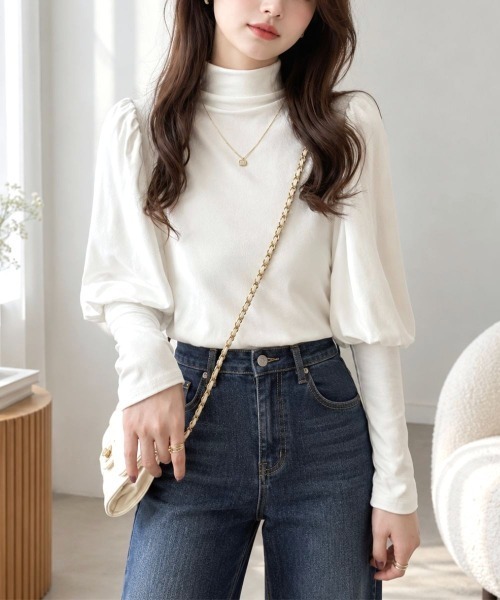 Amulet(アミュレット)の「ボリュームスリーブハイネックトップス(Tシャツ/カットソー・レディース・ホワイト/ブラウン/ブラック・FREE)」の2枚目の写真