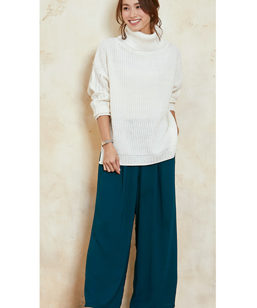 Pierrot(ピエロ)の「サイドスリット入り タートルネック ニット プルオーバー(ニット/セーター・レディース・ボルドー/ブラック/オフホワイト/杢グレー/ダークグリーン・L/M)」の2枚目の写真