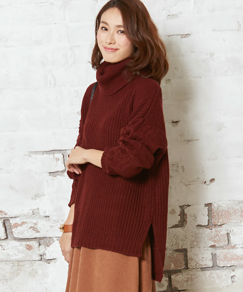 Pierrot(ピエロ)の「サイドスリット入り タートルネック ニット プルオーバー(ニット/セーター・レディース・ボルドー/ブラック/オフホワイト/杢グレー/ダークグリーン・L/M)」の5枚目の写真